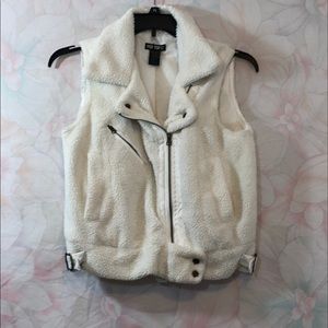 HOT TOPIC Sherpa Vest Cream Sz (M)